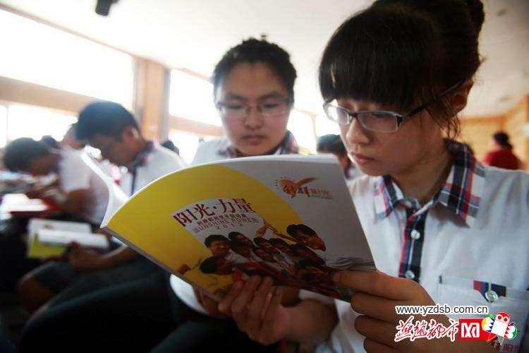 助学金发放仪式现场。燕赵都市报记者 孟宇光/摄