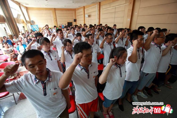 助学金发放仪式现场。燕赵都市报记者 孟宇光/摄