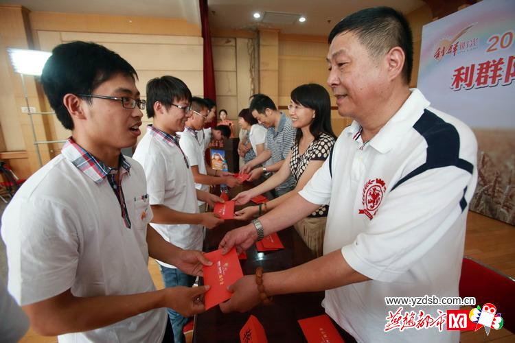 助学金发放仪式现场。燕赵都市报记者 孟宇光/摄