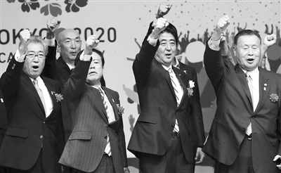 8月23日，日本东京正式开始申请举办2020年夏季奥运会，首相安倍（右二）为东京站台，造势。国际奥委会将于9月7日在阿根廷首都举行会议，决定最终东道主。