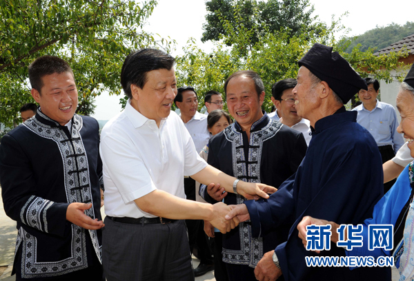 刘云山在毕节市黔西县乌骡坝村同群众亲切交谈。 新华社记者饶爱民