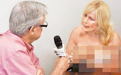 女记者采访中途脱衣袒露上身视频截图