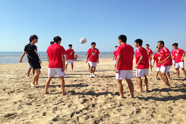 阿贾克斯特殊训练 足球梦少年体验沙滩足球