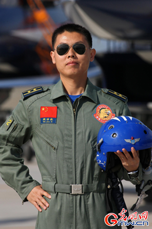 中国空军披露莫斯科航展11位飞行员名录和角色(1)_中国军情_光明网