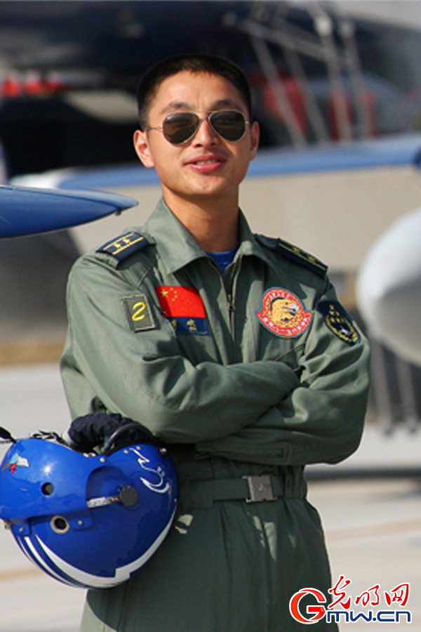 媒体新闻滚动_搜狐资讯   主飞4号机位的李斌,一级飞行员,空军中校