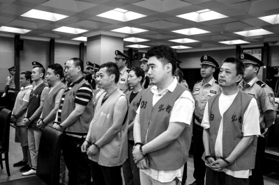 朱梓君(前排右一)等13人在法庭受审。京华时报记者蒲东峰摄