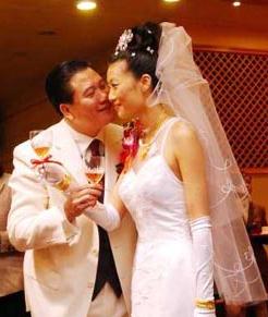 万梓良与郭明黎举办婚礼。