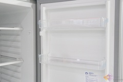 冰箱底部配备了一个超大的果蔬盒，可以根据用户需求贮存水果蔬菜。冰箱的搁架可以任意调节，满足贮藏空间的多变需求。