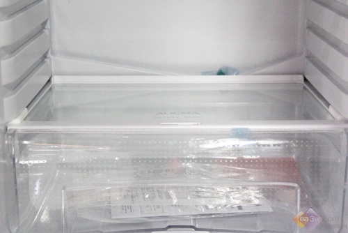 冷冻室提供了三个大容量储存抽屉，深冷速冻保鲜，实时满足食物营养需求。冰箱提供低温自动补 偿，无需手动调节，冰箱内部温度更加均衡。