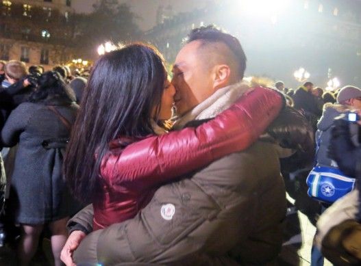 吴镇宇陈法拉浪漫热吻。