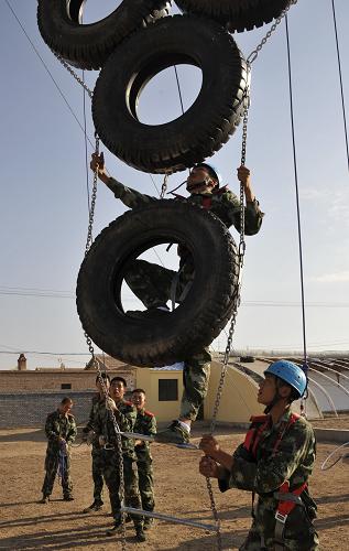 8月28日,武警内蒙古阿拉善右旗边防大队的战士在进行合作攀爬训练.