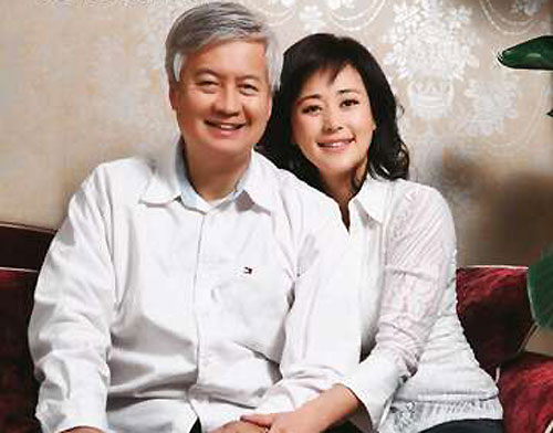 我来说两句       第二个女人就是薛的现任太太丁玮,她