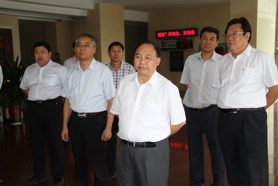 国家烟草专卖局局长凌成兴一行到上海庙矿业公司调研指导工作(图)