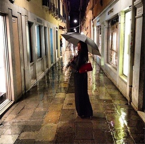 韦德携女友夜游意大利 雨中漫步古堡前留影(图)