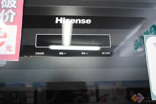 智能操控面板，一键模式切换，冰箱室内温度自动感应，黑色的操控面板与整机搭配统一，不显突兀。在晚上不打开灯的情况下，液晶面板的数字显示依然清晰可见。