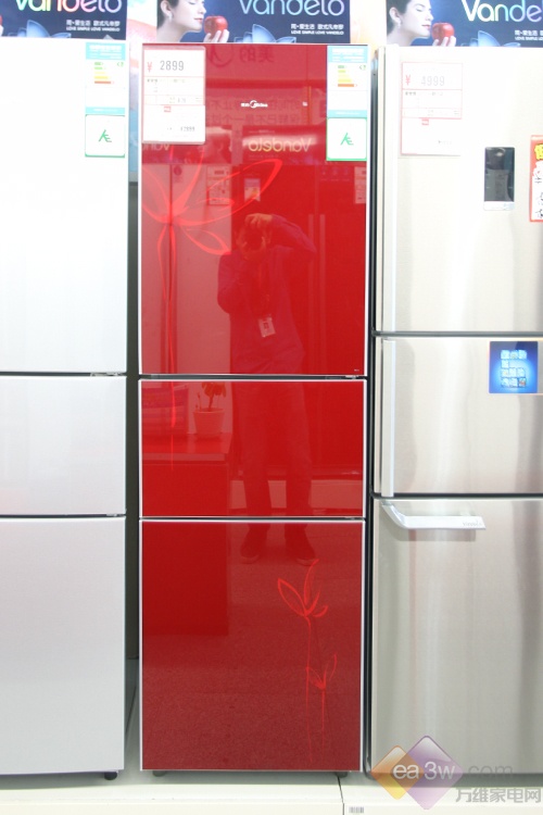 这款美的BCD-216TGM三门冰箱，采用了唯美的中国红设计，配上了中国水墨画风格。与中国传统佳节春节喜庆气氛相得益彰。