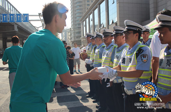 点击图片查看详情 9日,新疆广汇篮球俱乐部总经理何长江、球队教练组及飞虎球员前