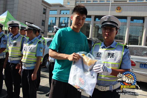9日,新疆广汇篮球俱乐部总经理何长江、球队教练组及飞虎球员前