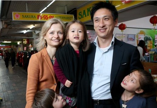 李逸仙与妻子和3个孩子。《澳洲日报》