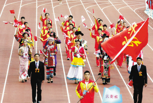 云南代表团开幕式入场彰显民族特色 王晓彤激动