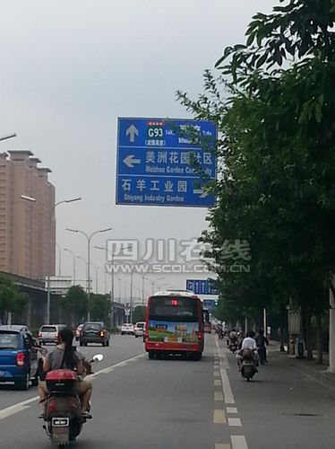 根据市民反映 大件路新增"成雅高速"指路标志(组图)