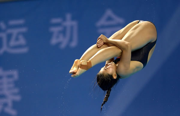 图文:全运会女子3米板决赛 何姿空中抱腿