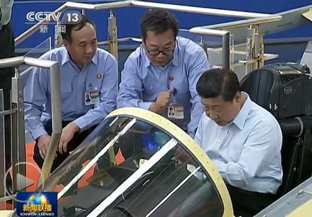 央视截图：习近平视察战机座舱。