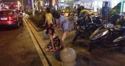 无锡原配怒打小三扒衣 小三哭喊他是自愿的(图)