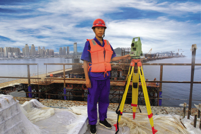 嗨我叫王志新 我是测量员,为家乡的桥做贡献特