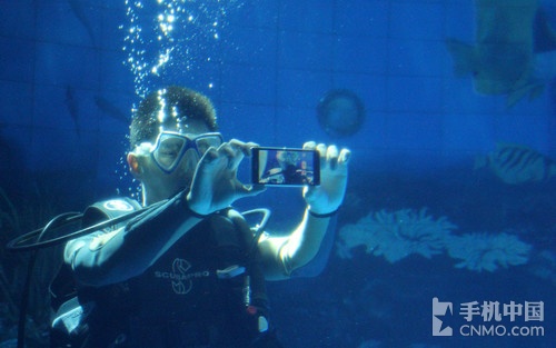 潜水员在7米深水使用Xperia ZR M36h拍照