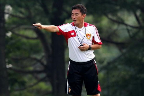 宣布现任中国男足代理主教练傅博继续履行主教