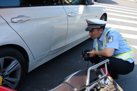 警察故事:他是交通事故双方的"缓冲器"(组图)