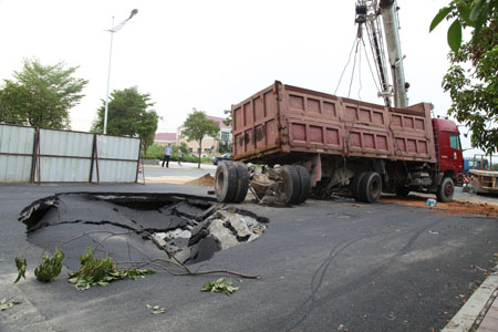 企石一道路现1.5米深大坑 一货车被卡(图)