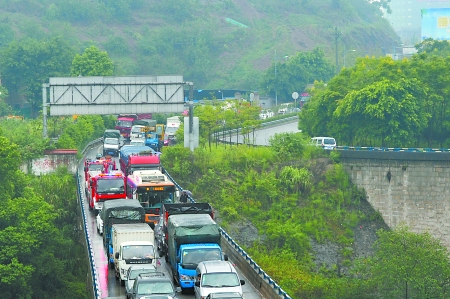 重庆内环快速路11车相撞致5死2伤