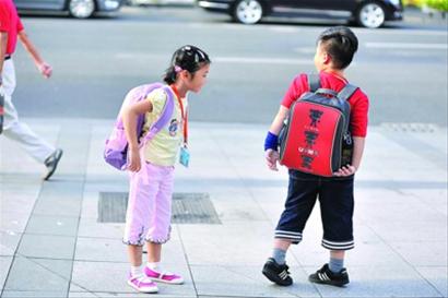 奉贤一小学"小一生"上学不用背书包(图)