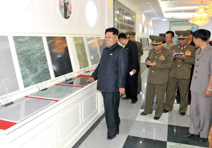据朝中社2日消息，朝鲜最高领导人金正恩视察了爱国石材厂，在沿革介绍室深情回忆起同金正日一起视察该厂的情景。（《劳动新闻》图片）