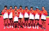 图文：男子2000米八人单桨有舵手 亚军上海领奖
