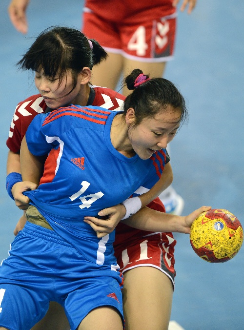 图文:女子手球第二轮江苏胜北京 李元元突破