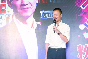 遭遇粉丝八卦大提问 邱启明自爆对妻子一见钟情(图)