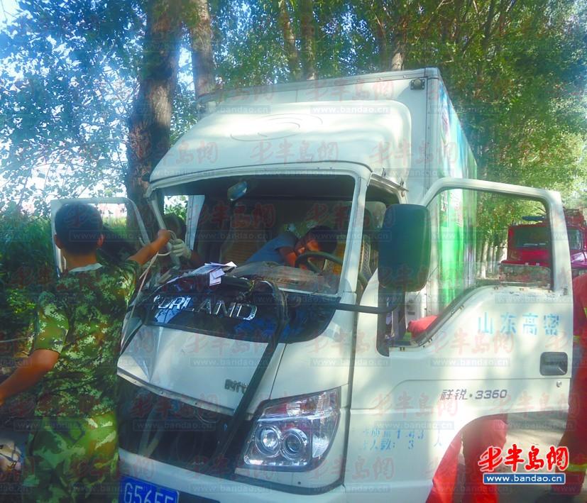 轻卡车发生车祸的现场,一男子被困.