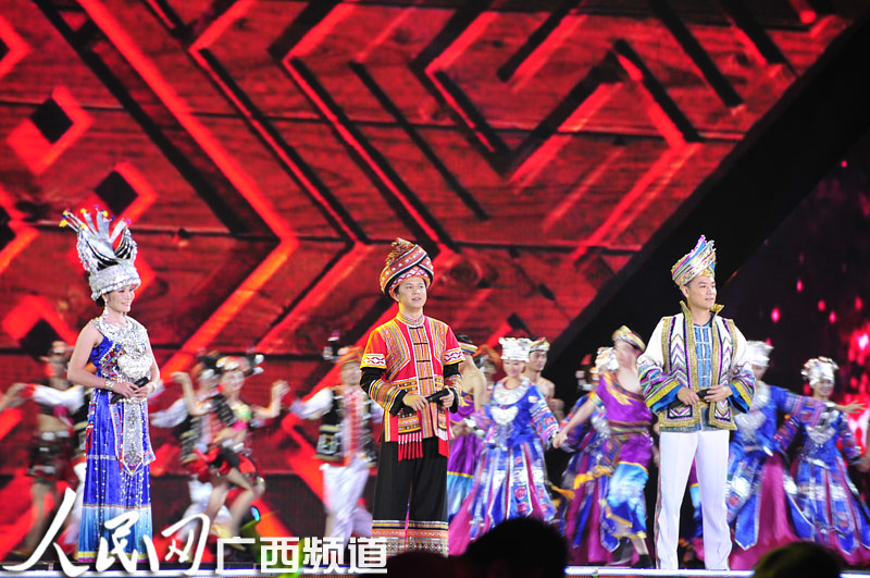 2013南宁国际民歌艺术节文艺演出"在广西体育中心举行,来自中国,东盟