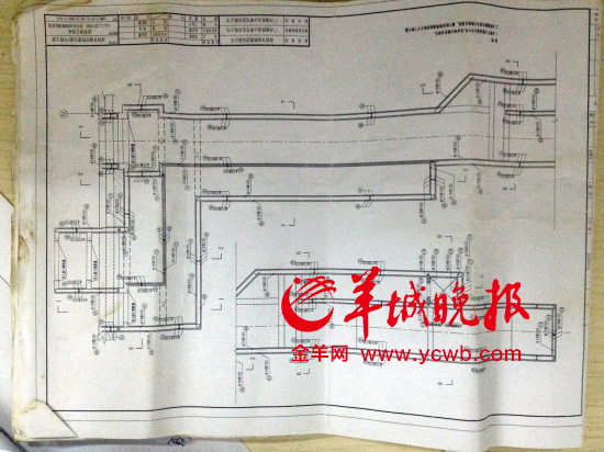 举报人洪先生称，里面标注“100”（图纸默认单位为毫米）的地方，均按照13厘米的钢筋间距施工