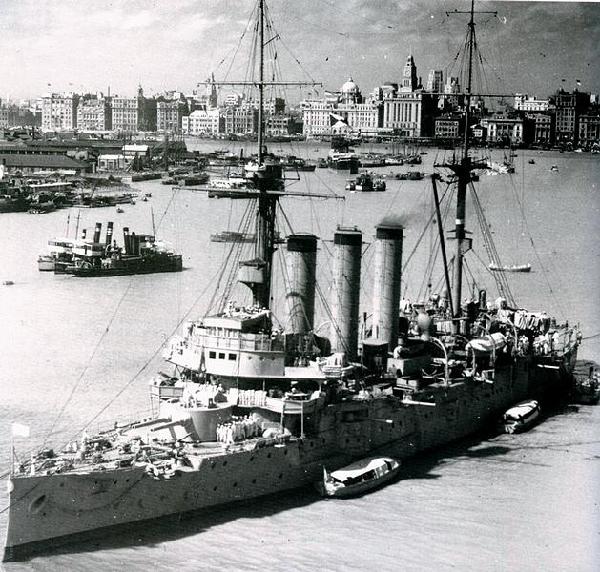 1937年2月12日,日军巡洋舰出云号进入上海时情景