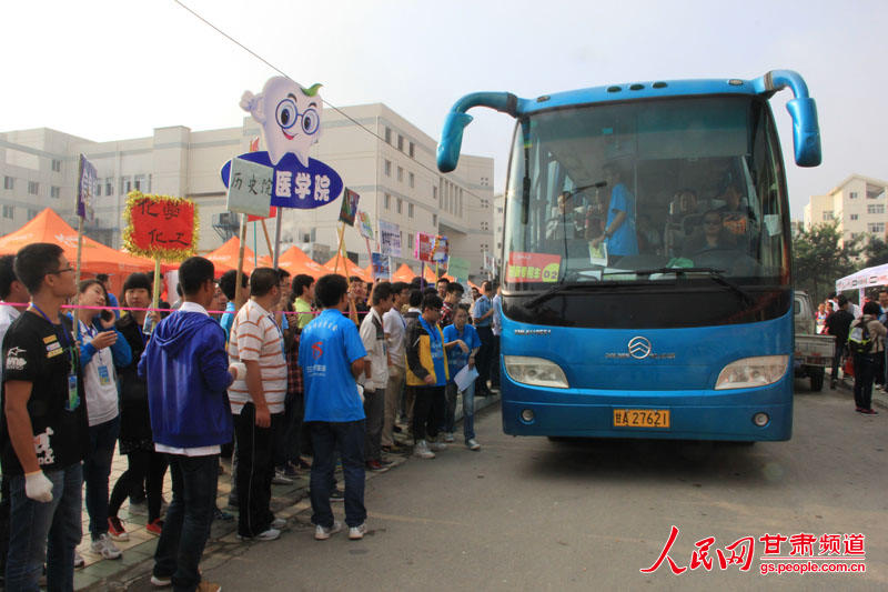 网记者探访兰州高校新生入学:期待精彩的大学生活