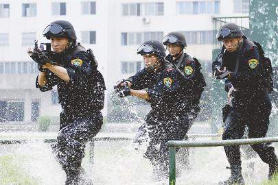 超越雪豹 四川武警夺国际大赛资格(组图)