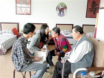 本报记者 王 萌 上周三上午十点,王庆玲第二次来到张培洙老人的家