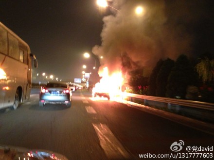 网友称北京四环一兰博基尼着火 原因不明