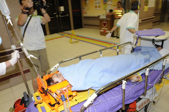 图：堕楼妇人半昏迷送院抢救，情况危殆。来源 香港《大公报》