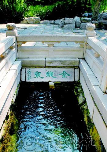 金线泉位于趵突泉东北侧,泉池呈长方形,由于水面有一条游移漂动的水线
