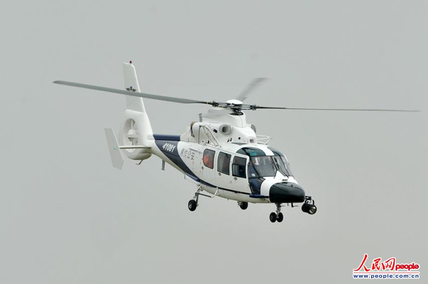 高清:武警列装ac313型直升机 在直博会飞行表演(组图)